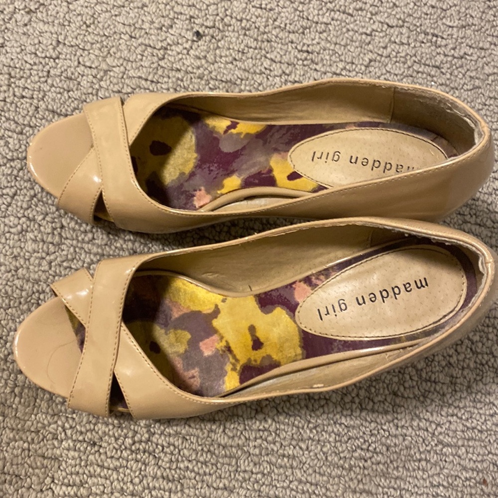 Madden Girl size 9 Nude Open Toe Pumps